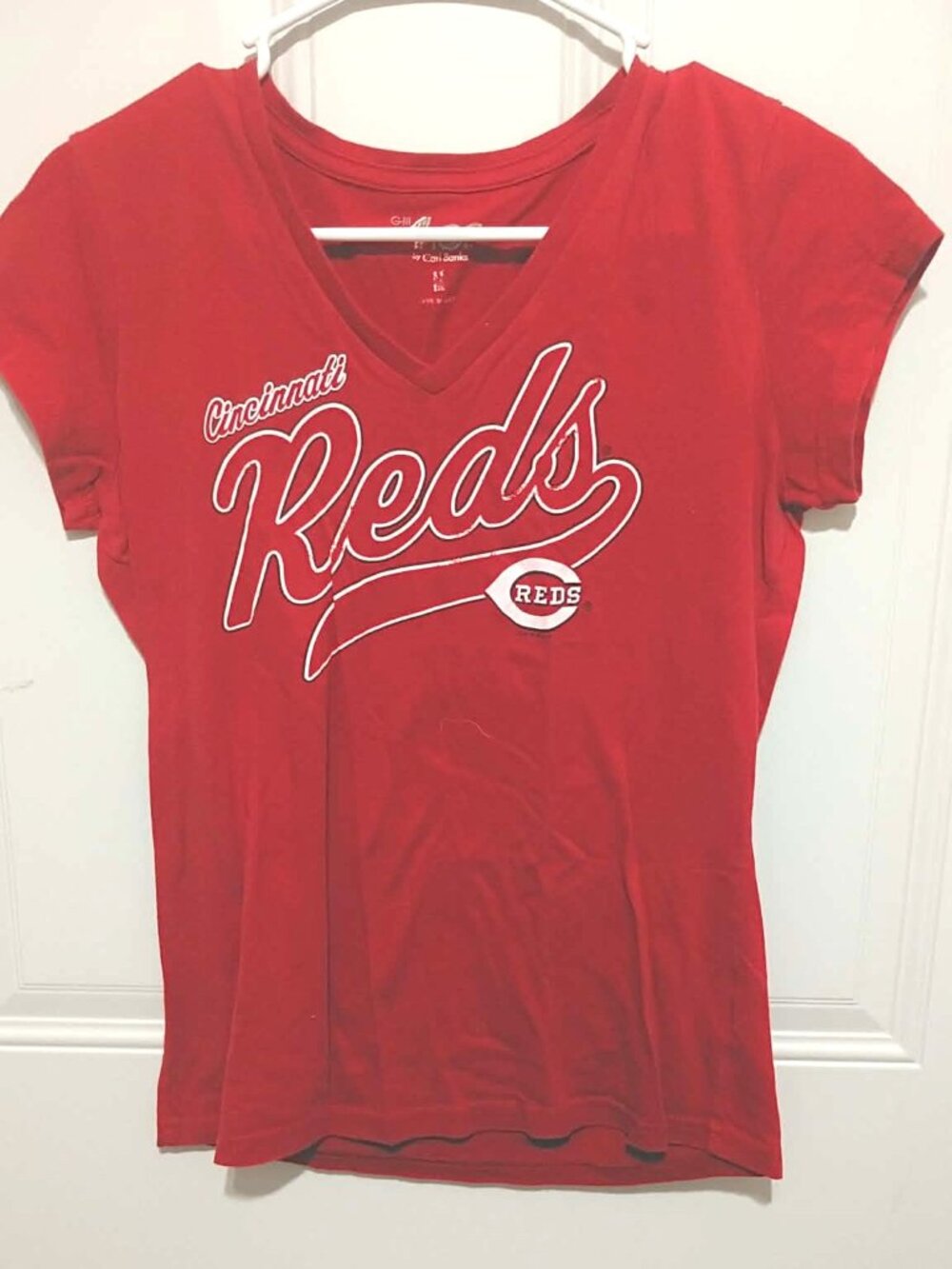 GIII For Her Womens Cincinnatti Reds V Neck T-Shirt, Size M